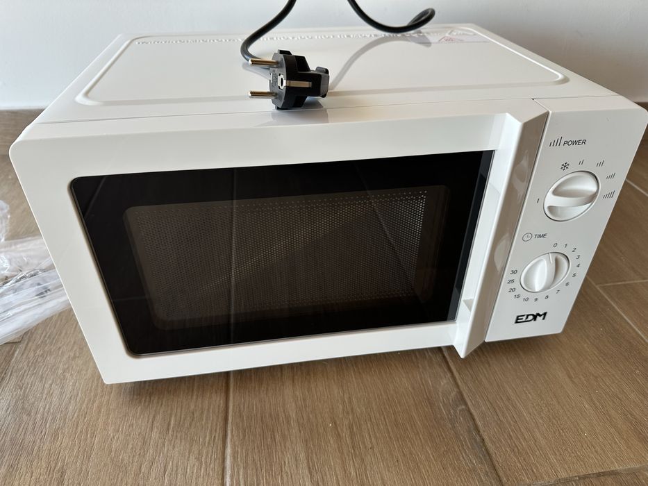 Micro-ondas EDM 20L 700W — Novo na Caixa