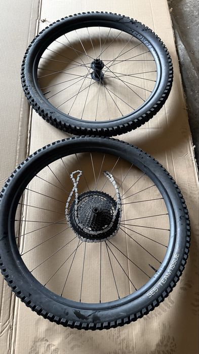 Koła Bontrager Line Comp 30 z oponami kasetą i łańcuchem 29”