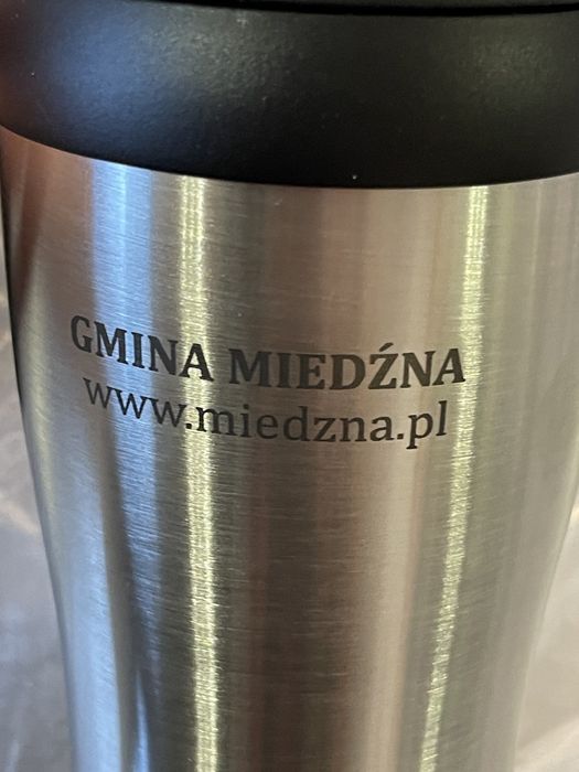 Kubek termiczny z napisem. Nieużywany