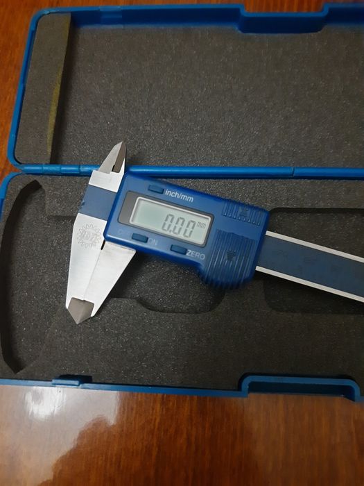 Электронный штангенциркуль. Производство Италия.