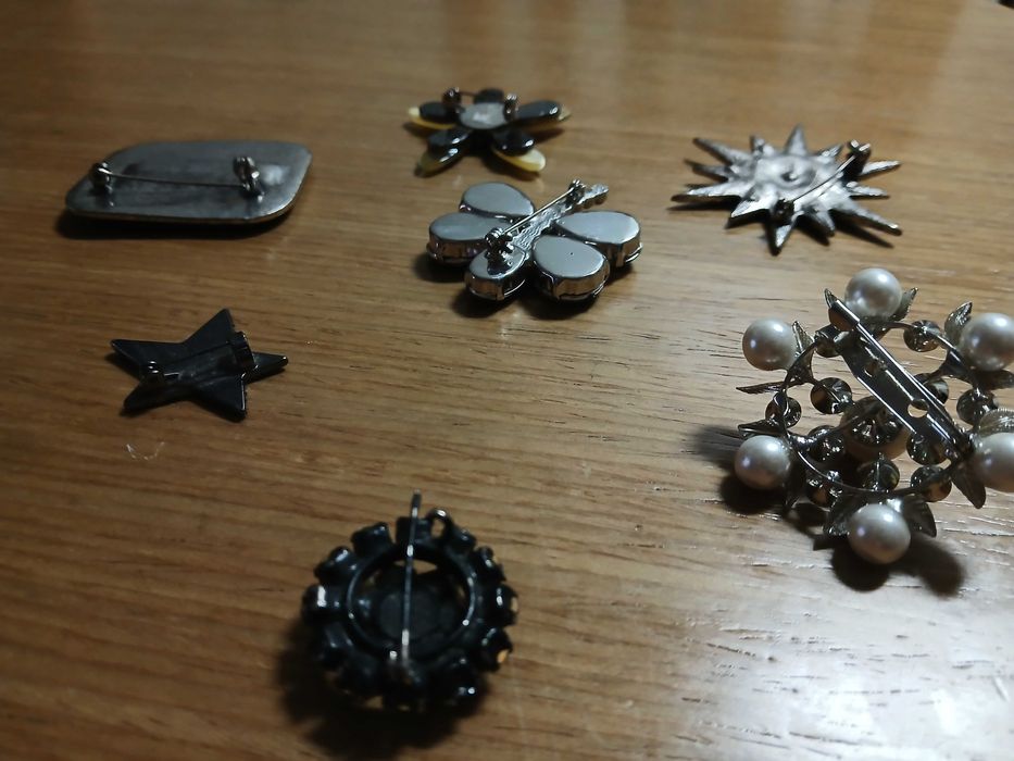 7 alfinetes de peito variados com fecho a funcionar (valor por todos)