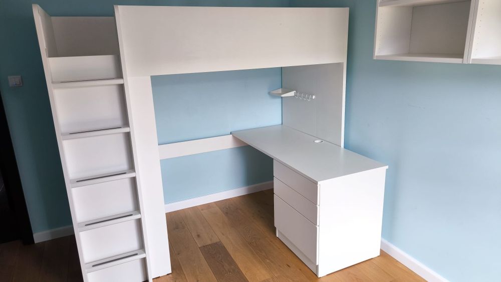 Zestaw mebli IKEA Smastad, antresola, biurko, szafa