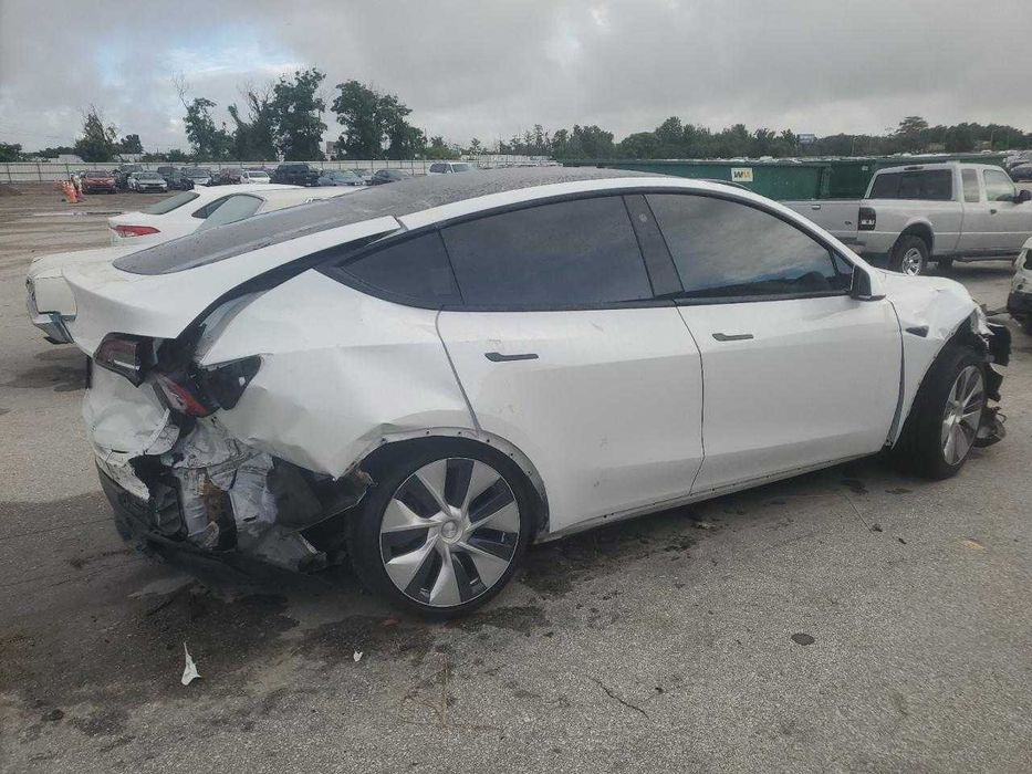 Двері передні задні Tesla Model Y 2021