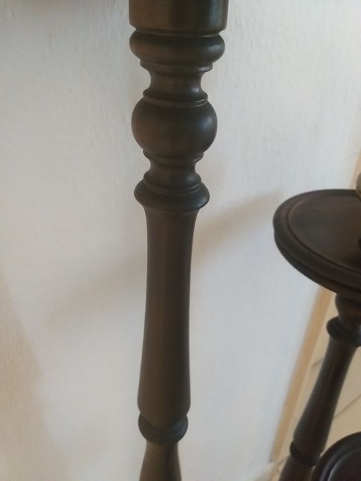 vendo floreira em  muito bom estada madeira mogno