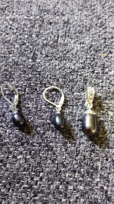 Komplet kolczyki i zawieszka w kolorze srebra