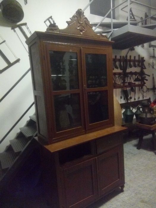 mesas e armários antigos