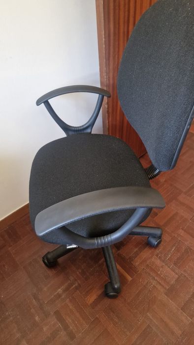 Cadeira de escritório com rodas e apoio de braços