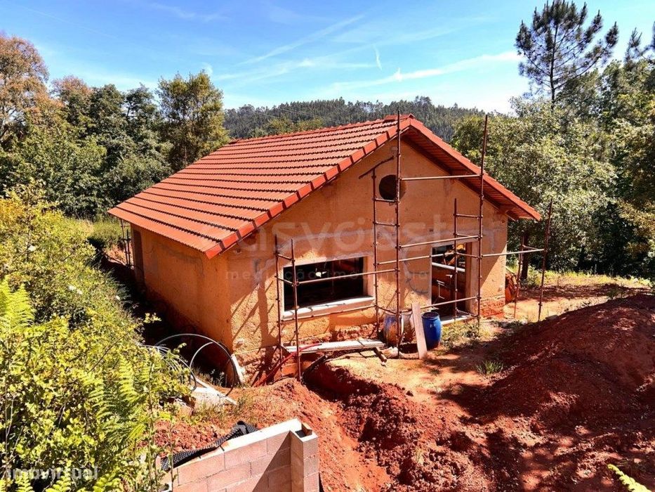 Moradia Terrea T1 em construção e Piscina