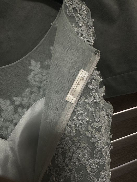 Sukienka srebrnoszara – tiulowa, z koronką