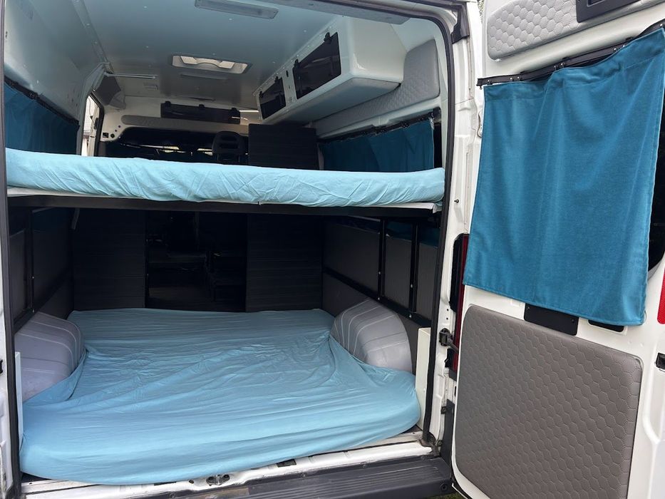 Peugeot BOXER  Kamper 4 os. 2 duże łóżka 2m/2m jadalnia w środku WC