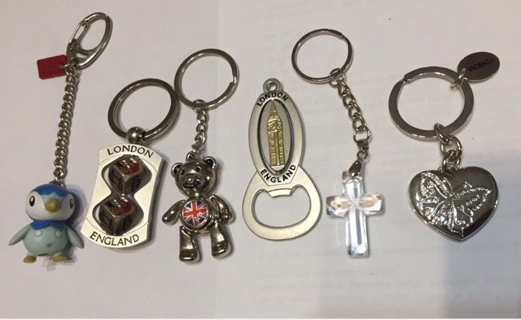 Conjunto de porta-chaves com vários designs. Inclui diferentes modelos.
