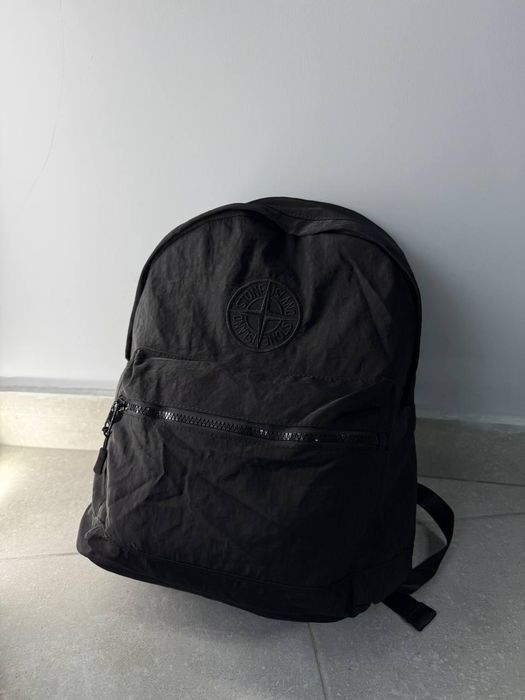 Рюкзак Stone Island оригінал 
Art. 0162

Розмір 38 на 30 на 18
Два відділення на замках, додатково кишеня всередині
Фурнітура ykk
Лого вишите