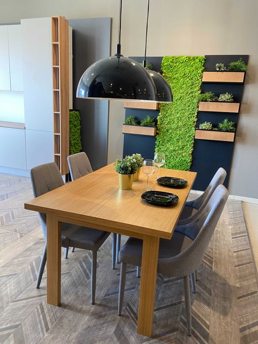 Stół drewniany fornirowany dębem naturalnym – klasyczny design