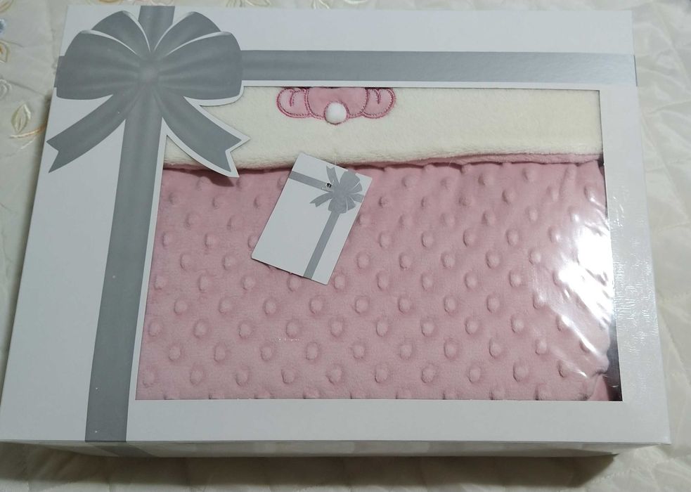 Saco em tecido waffle, com aplicações bordadas para bebé. Novo.