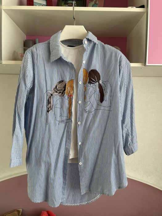 Жіноча сорочка в смужку з трендовим принтом дівчат