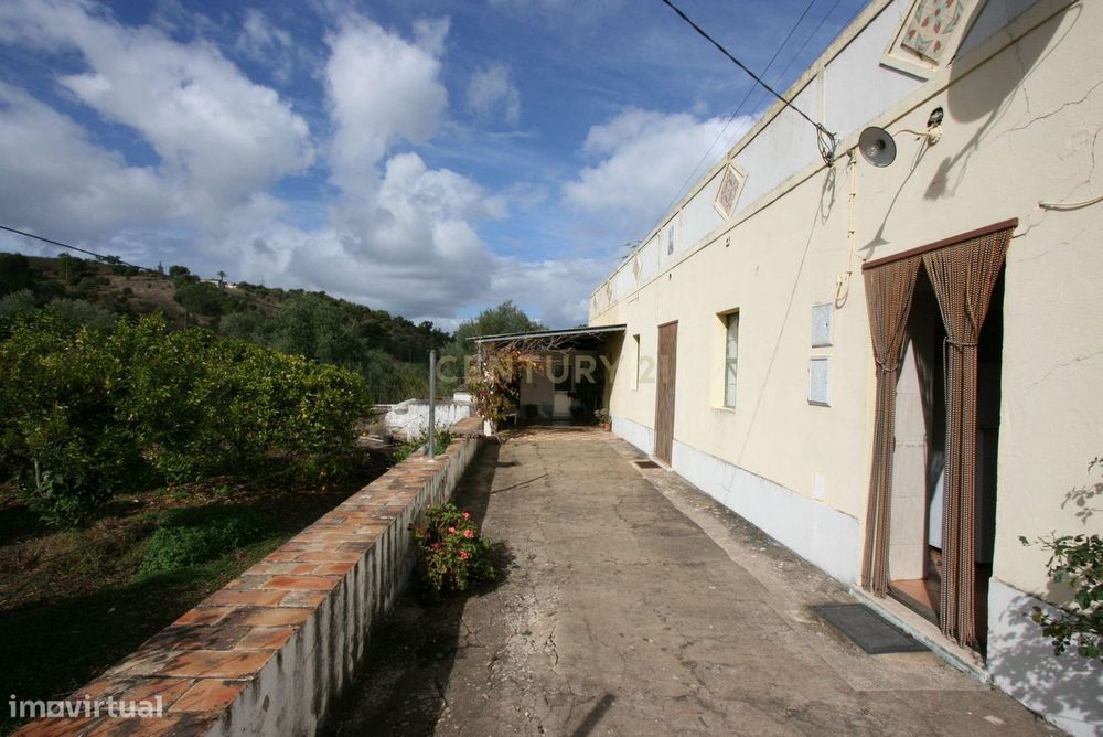 Quinta com moradia, armazem e vários anexos para turismo rural ou uso