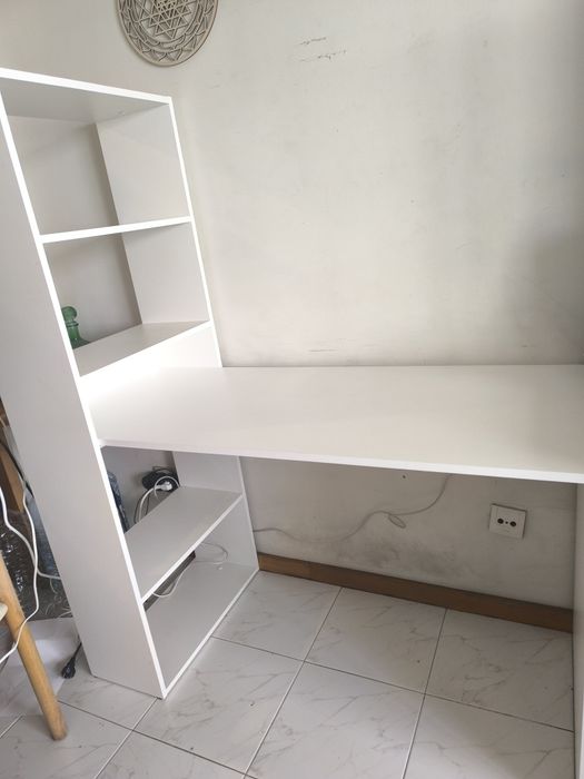 Secretária branca com estante lateral – Excelente estado