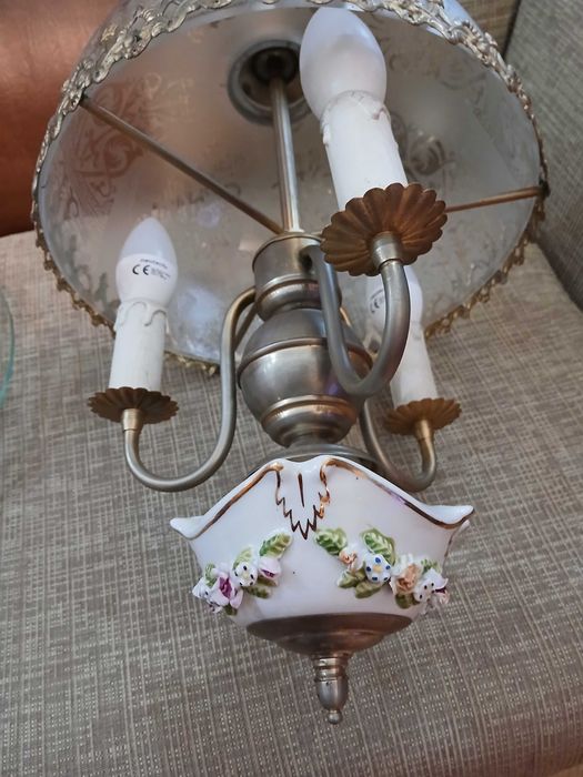 Belíssimo candeeiro com base em loiça com rosas em relevo, vidro lapidado, metal prateado e dourado trabalhado.
