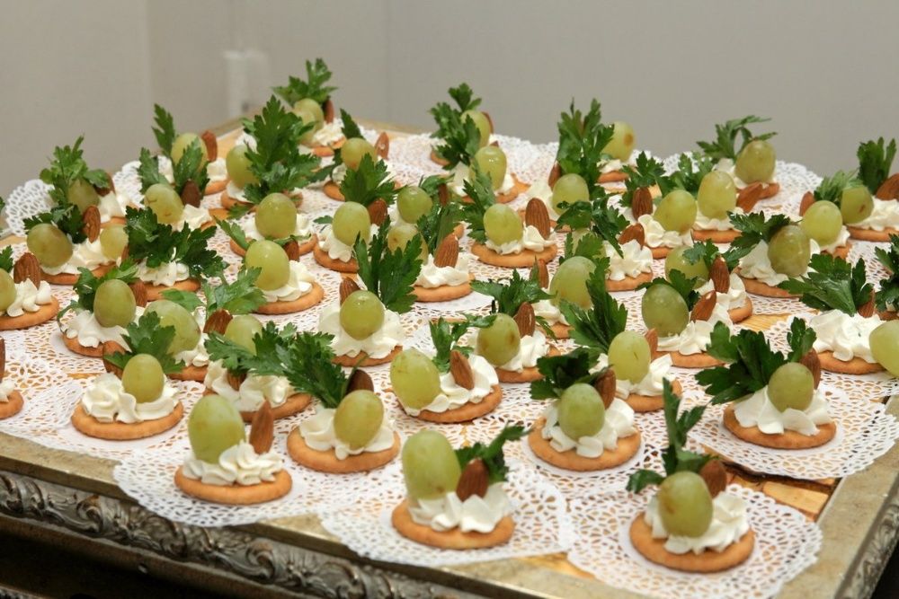 Послуги кухаря, офіціанта на ваше свято: 4000 грн(4 години) .Кейтеринг