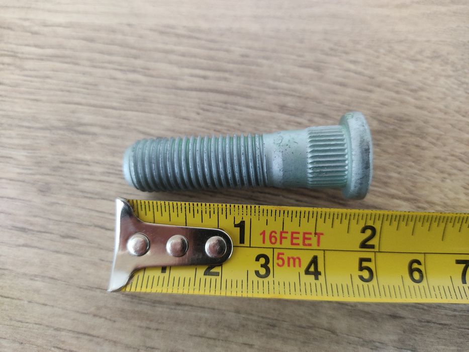 Шпилька колесная с гайкой Hyundai  H350