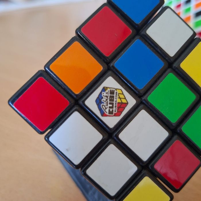 O pack da frustração: Rubik's 4x4 Preto + V-Cube 7x7