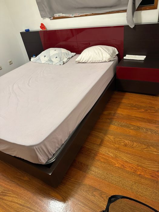 Cama casal com arrumação, cabeceira, iluminação e criados