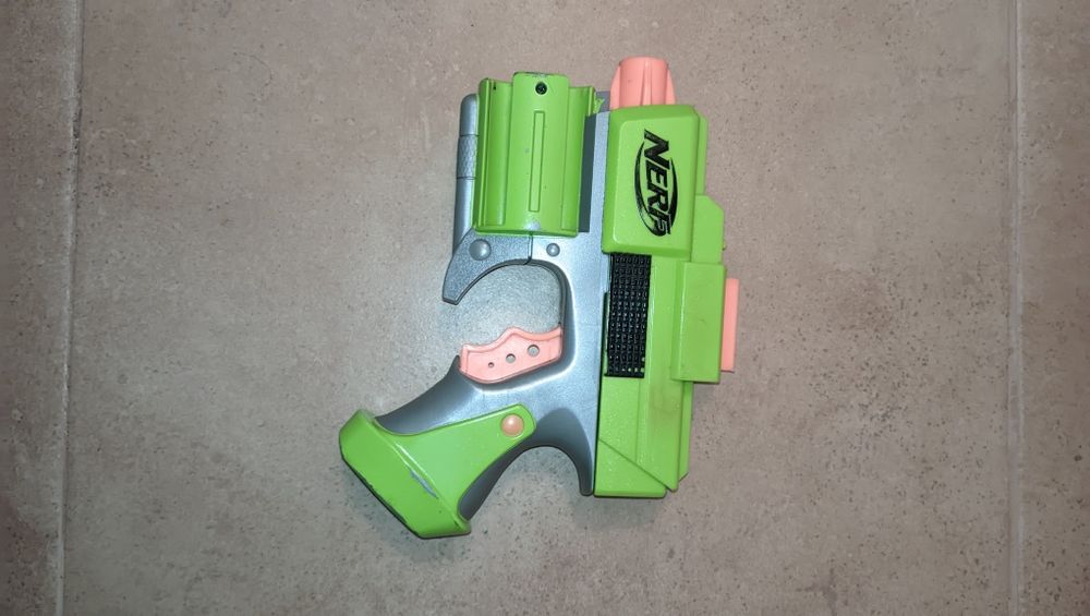 2 Pistolas Nerf (com 15 balas)