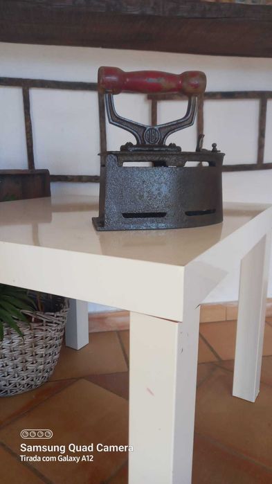 Ferro de engomar antigo