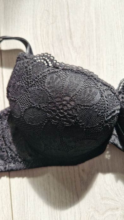 Biustonosz nowy, 70B ale rzeczywiscie jak 75A, push up