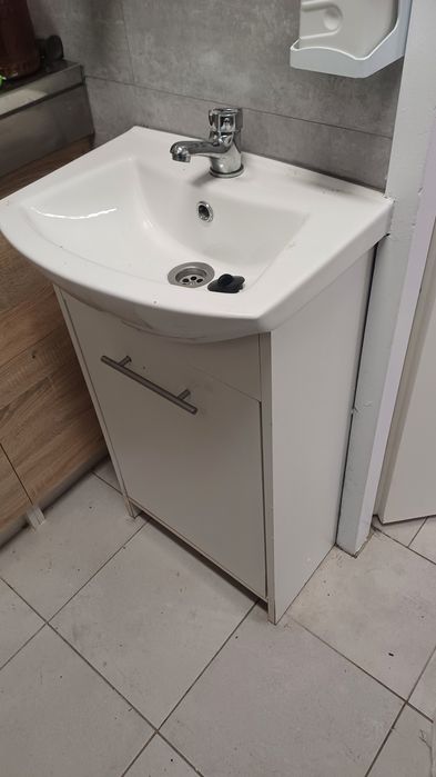 Mini zlew z szafka z syfonem kranem