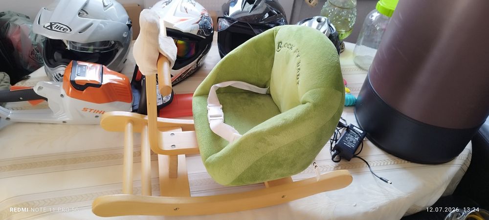 Sofa bujna z drewna dla malucha.