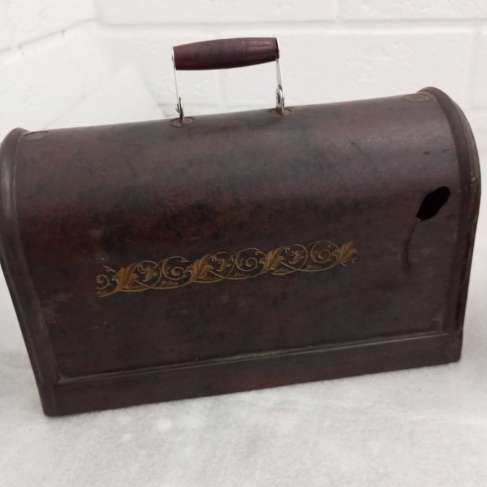 Детская швейная машинка СССР ( на запчасти) .