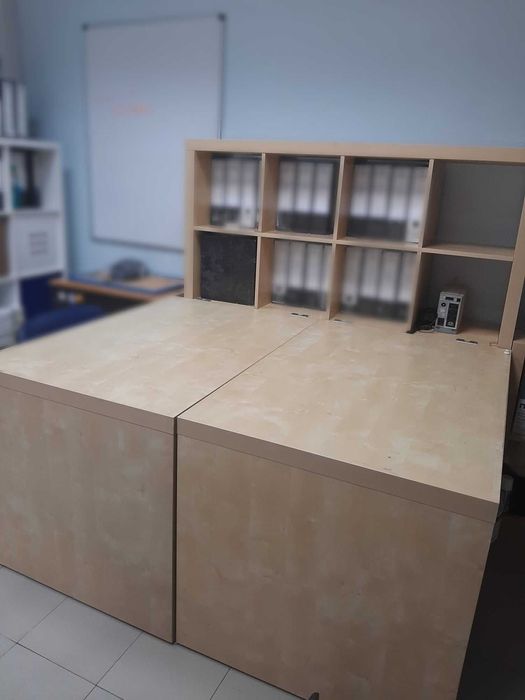 Módulo de 2 secretárias e 2 estantes Ikea com marcas de uso