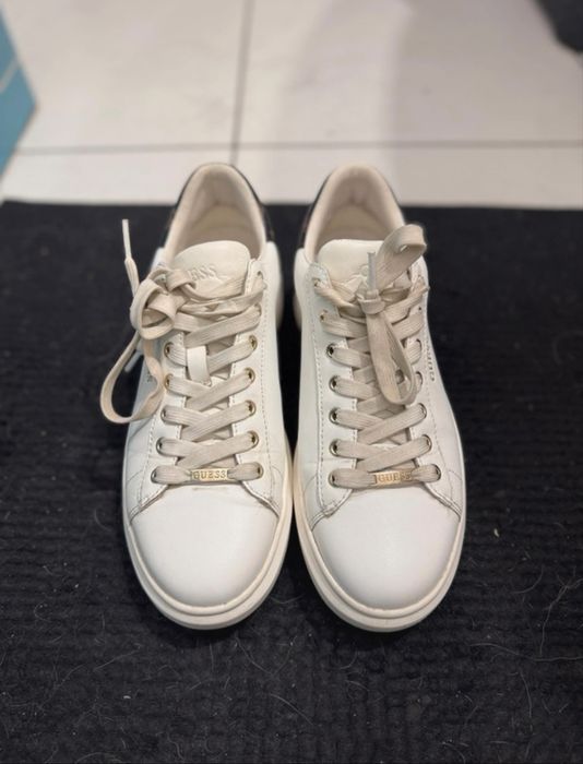 Buty białe guess