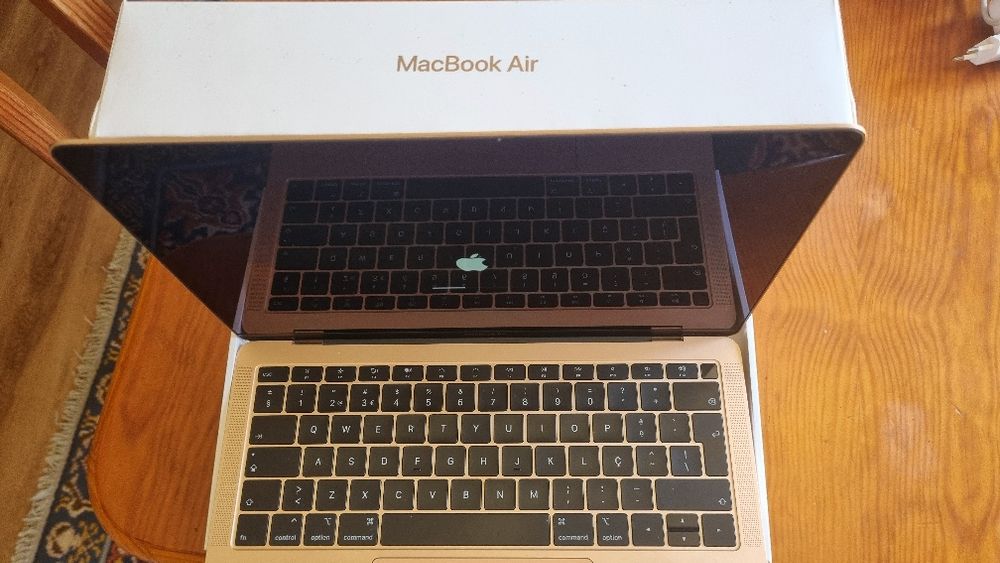 MacBook Air - Model A1932455443688426065922