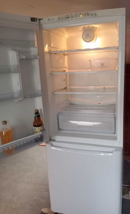 Продам холодильник Indesit.