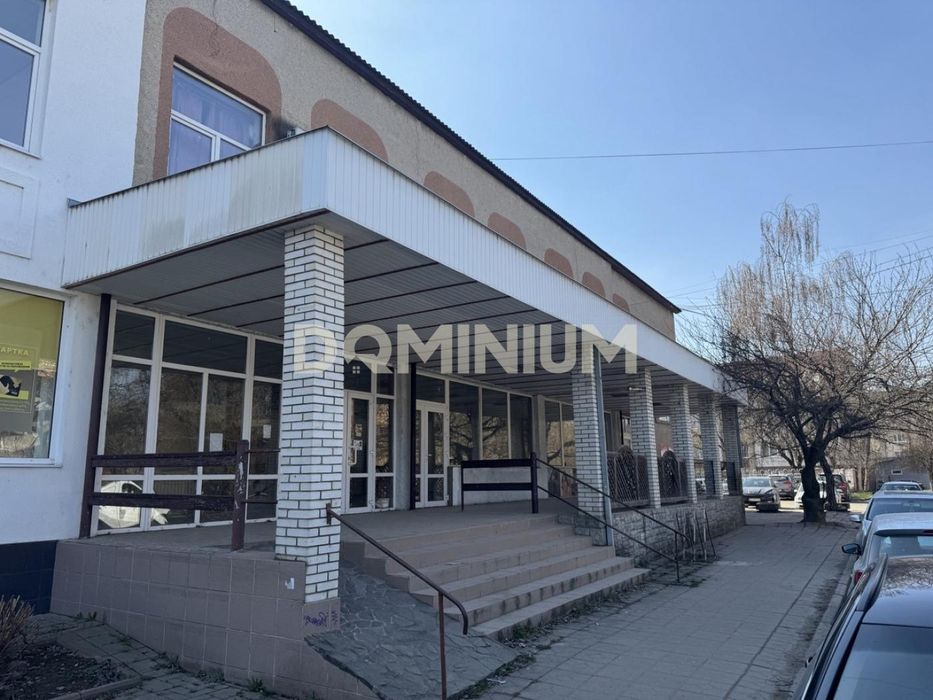 Магазин + офіси + склад, 520 м², прохідне місце,м.Виноградів