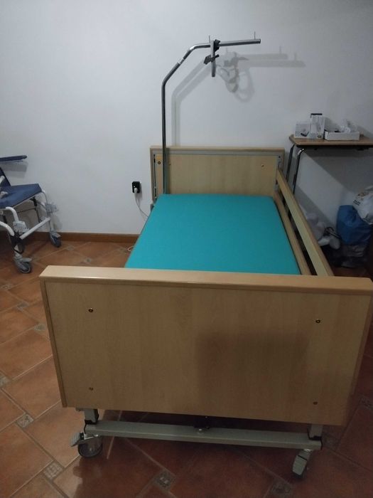 Cama articulada reforçada com motor elétrico com comandos