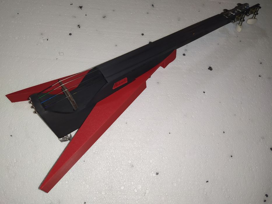 Nowe kompozytowe skrzypce elektryczne Makowski Flying-V-iolin