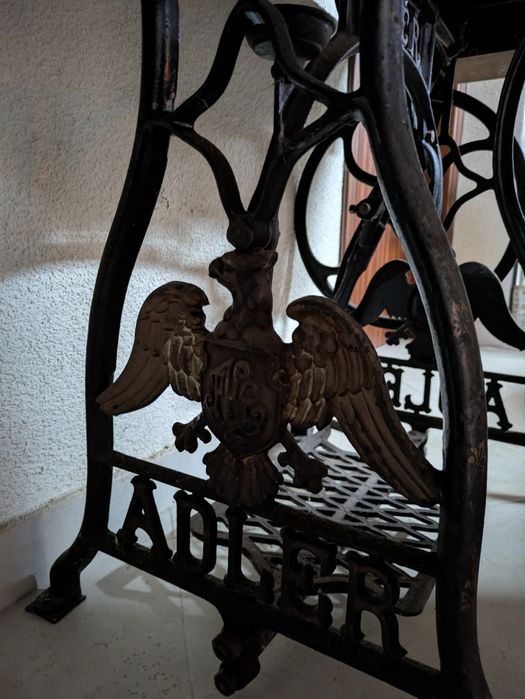 Máquina de costura Adler antiga a pedal - completa e original