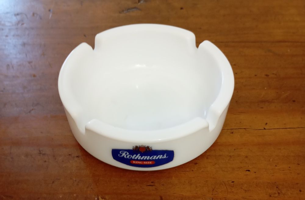 Vários cinzeiros novos