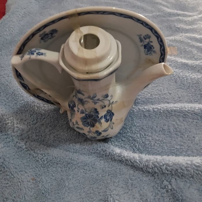 Bule e prato de porcelana