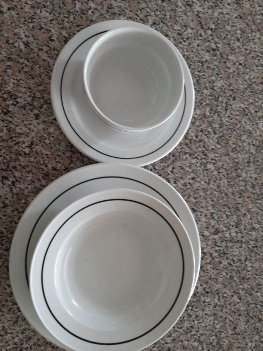 Mesas, cada uma com 4 cadeiras