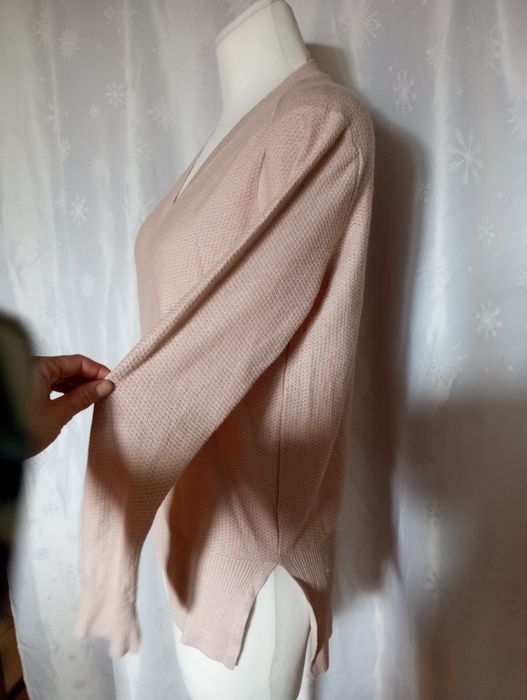 Różowy sweterek cienki dekolt w serek rozmiar S