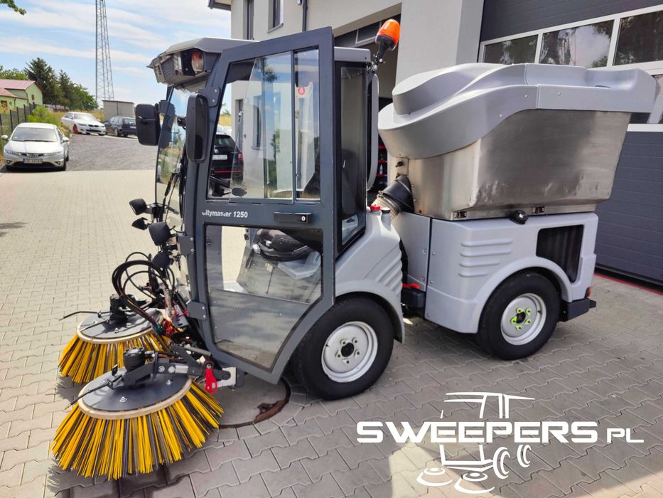 Zamiatarka kompaktowa HAKO CityMaster 1250 serwisowana Myjka Odkurzacz Klima 4x4 silnik Yanmar diesel Nośnik narzędzi Holder