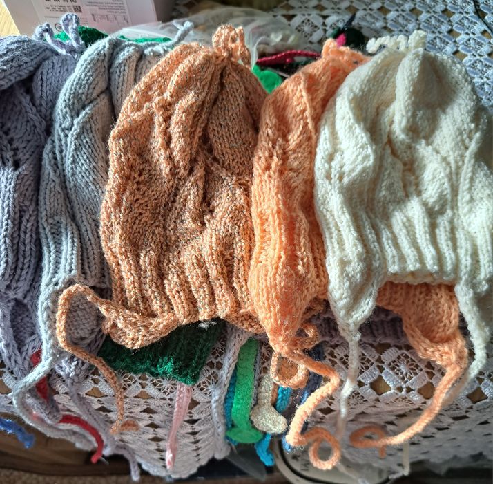 Czapeczki dziecinne w różnych kolorach ręcznie robione