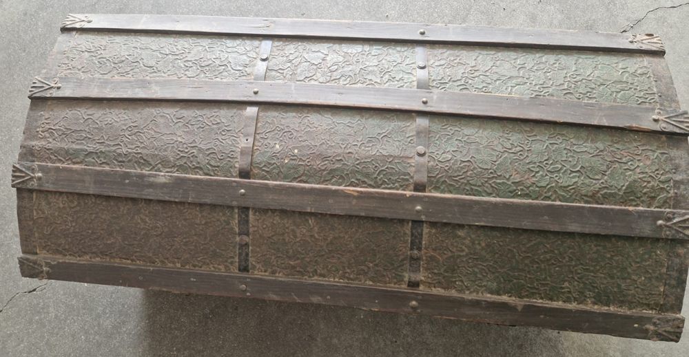 Arca de viagem antiga para restaurar