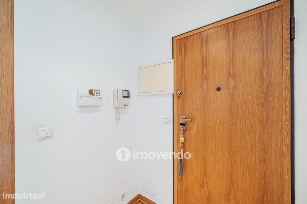 Apartamento T3 com estacionamento, no Condomínio Jardim da Lomba