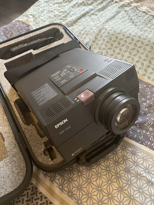 projektor LCD firmy Epson, model z serii PowerLite.