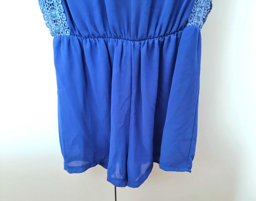 Macacão azul com decote nas costas e detalhe estilo crochet, tamanho S